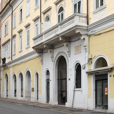 Arcobaleno Via Udine 19 게스트하우스 3*